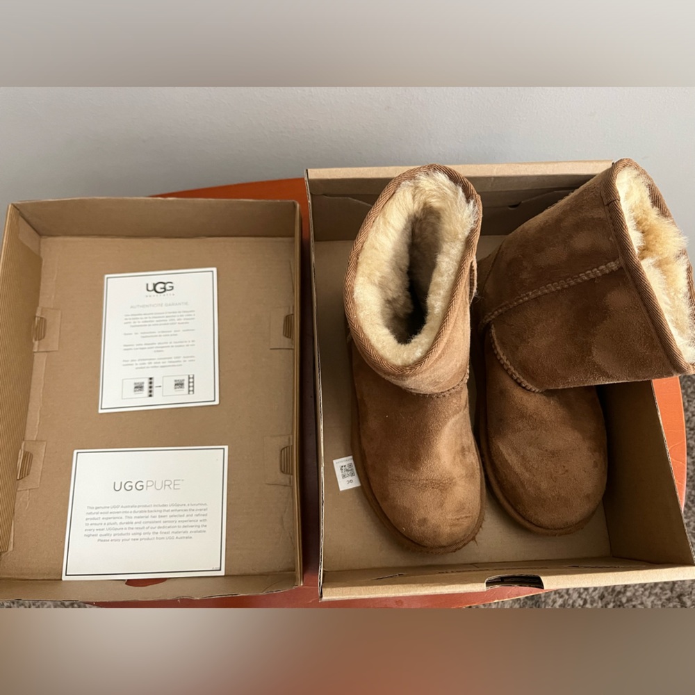 UGG Kids Classic Boot in Chestnut Size 2